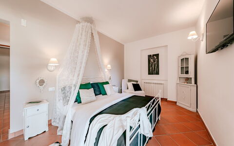 Villa Demal 8+2: Meubilair, Interieur Ontwerp, Bed, Slaapkamer, Plafond, Flooring, Verdieping, Laken, Bedding, Verlichting
