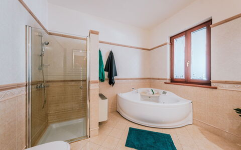 Villa Demal 8+2: Flooring, Interieur Ontwerp, Loodgieterswerkinrichting, Verdieping, Plafond, Badkamer, Kraan, Loodgieter, Kamer, Huis