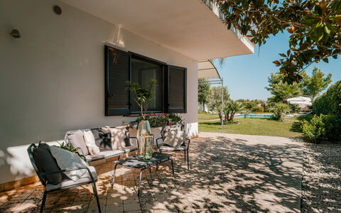 Villa Demal 8+2: Buitenmeubels, Meubilair, Schaduw, Stoel, Tuin, Landscaping, Buitentafel, Backyard, Werf, Gazon