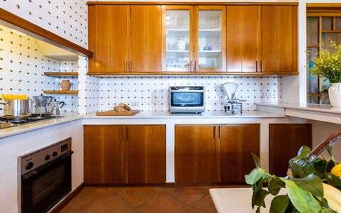 Villa Desiderio 9: Keuken, Countertop, Toestel Van De Keuken, Cabinetry, Interieur Ontwerp, Major Appliance, Flooring, Hout, Meubilair, Verlichting