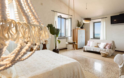 Villa Desiderio 9: Slaapkamer, Interieur Ontwerp, Bed, Meubilair, Textiel, Bedding, Verlichting, Laken, Linens, Flooring
