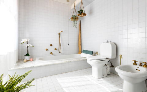 Villa Desiderio 9: Badkamer, Loodgieterswerkinrichting, Toilet, Wc Bril, Loodgieter, Kraan, Flooring, Interieur Ontwerp, Wastafel, Tegel