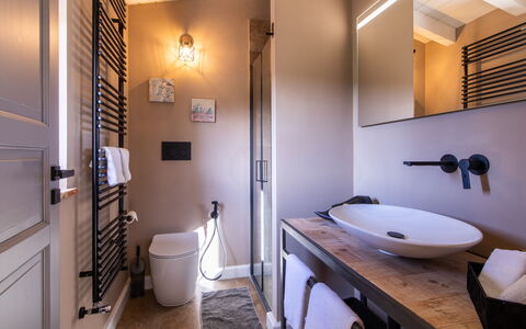 Cottage Violapo 6+2: Interieur Ontwerp, Loodgieterswerkinrichting, Muur, Badkamer, Flooring, Verdieping, Hout, Meubilair, Kraan, Kamer