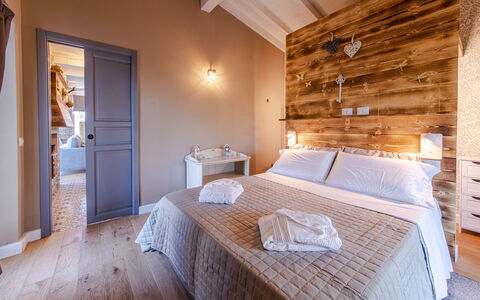 Cottage Violapo 6+2: Meubilair, Hout, Interieur Ontwerp, Slaapkamer, Verdieping, Flooring, Huis, Bed, Verlichting, Laken