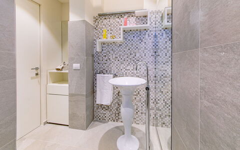 La Perla tra Gli Ulivi 12: Muur, Flooring, Interieur Ontwerp, Verdieping, Loodgieterswerkinrichting, Tegel, Badkamer, Toilet, Samengesteld Materiaal, Loodgieter