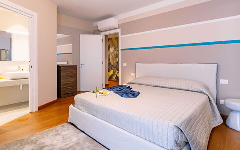 La Perla tra Gli Ulivi 12: Interieur Ontwerp, Slaapkamer, Flooring, Verdieping, Meubilair, Bed, Plafond, Kamer, Laken, Huis
