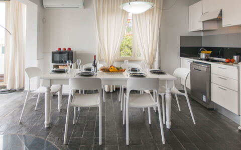 Attico Giafari 6: Meubilair, Interieur Ontwerp, Flooring, Stoel, Verdieping, Tafel, Keuken En Eettafel, Verlichting, Plafond, Keuken