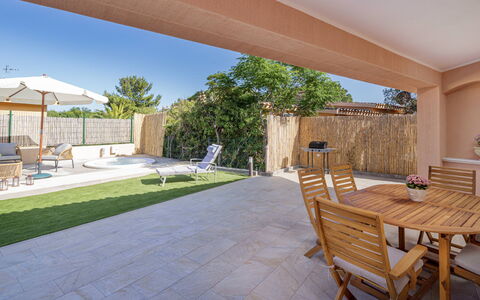 Villa Gea 8: Buitenmeubels, Schaduw, Tuin, Verdieping, Landscaping, Flagstone, Backyard, Beton, Eco Hotel, Werf