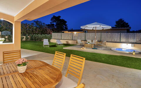 Villa Gea 8: Flooring, Huis, Tuin, Schaduw, Buitenmeubels, Toevlucht, Zwembad, Landgoed, Landscaping, Backyard