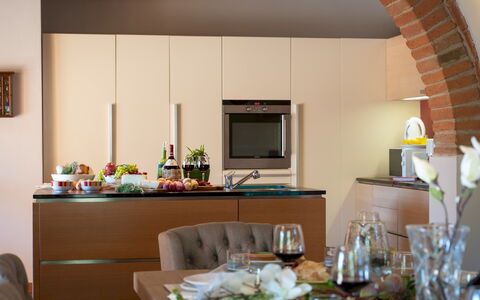 La Villa Nell'Isola Verde 12: Meubilair, Interieur Ontwerp, Flooring, Hout, Countertop, Keuken, Cabinetry, Plafond, Toestel Van De Keuken, Tafel
