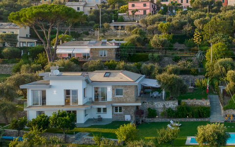 Villa Scirocco 10+2: Gebouw, Woongebied, Huis, Huis, Dak, Buurt, Landgoed, Menselijke Nederzetting, Landelijk Gebied, Voorstad
