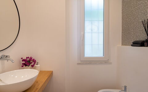 Villa Scirocco 10+2: Badkamer, Interieur Ontwerp, Loodgieterswerkinrichting, Muur, Flooring, Wastafel In De Badkamer, Spiegel, Verdieping, Wastafel, Kraan