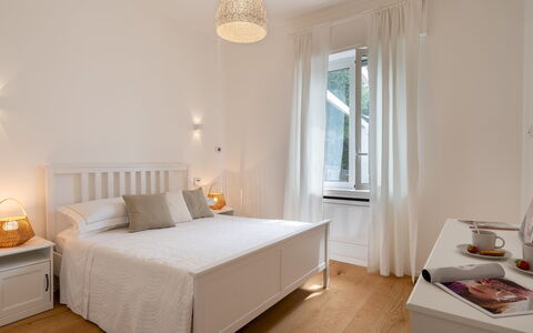 Villa Scirocco 10+2: Meubilair, Bed, Interieur Ontwerp, Slaapkamer, Muur, Bedding, Flooring, Laken, Hout, Verdieping