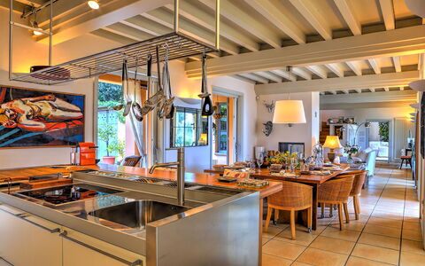 Villa le Cave 12: Interieur Ontwerp, Meubilair, Plafond, Verlichting, Keuken, Flooring, Countertop, Stoel, Keuken En Eettafel, Lichte Inrichting