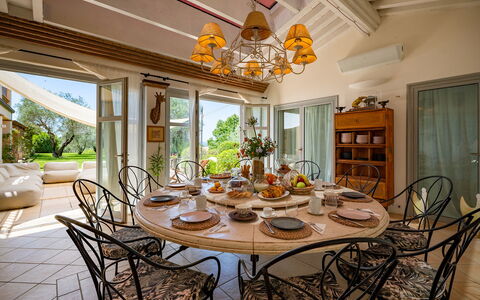 Villa le Cave 12: Meubilair, Stoel, Tafel, Keuken En Eettafel, Interieur Ontwerp, Eetkamer, Verlichting, Plafond, Beits, Restaurant