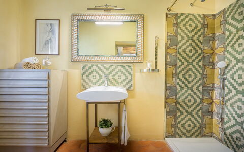 Villa Zaca 6: Muur, Interieur Ontwerp, Flooring, Geel, Verdieping, Plafond, Tegel, Badkamer, Loodgieterswerkinrichting, Kamer