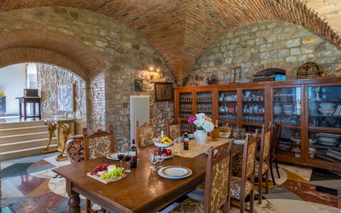 Torre al Poggio 8: Meubilair, Interieur Ontwerp, Flooring, Verdieping, Tafel, Plafond, Stoel, Verlichting, Eetkamer, Keuken En Eettafel