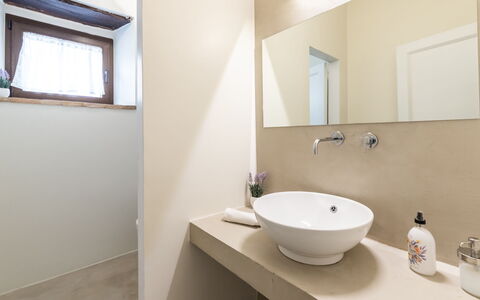 Villa Casanostra 12: Badkamer, Interieur Ontwerp, Loodgieterswerkinrichting, Flooring, Muur, Wastafel In De Badkamer, Verdieping, Spiegel, Wastafel, Kraan