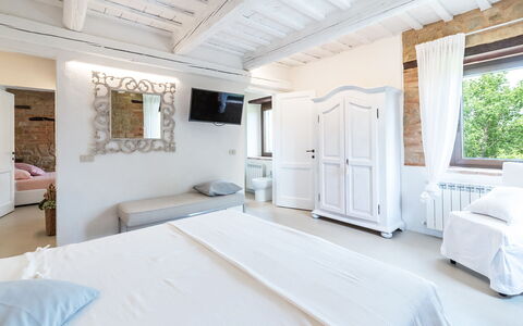 Villa Casanostra 12: Meubilair, Slaapkamer, Bed, Huis, Bedding, Interieur Ontwerp, Laken, Appartement, Linens, Bed Frame