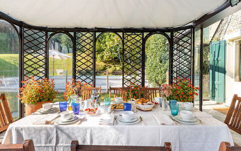 Villa la Dolce 8: Meubilair, Tafel, Stoel, Interieur Ontwerp, Keuken En Eettafel, Eetkamer, Tafelkleed, Restaurant, Kamer, Buitentafel