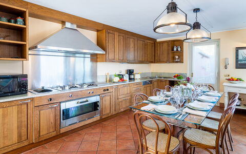 Villa la Dolce 8: Keuken, Meubilair, Interieur Ontwerp, Countertop, Flooring, Cabinetry, Toestel Van De Keuken, Hout, Plafond, Major Appliance