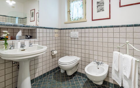 Villa la Dolce 8: Loodgieterswerkinrichting, Badkamer, Flooring, Wastafel In De Badkamer, Interieur Ontwerp, Verdieping, Wastafel, Kraan, Loodgieter, Wc Bril
