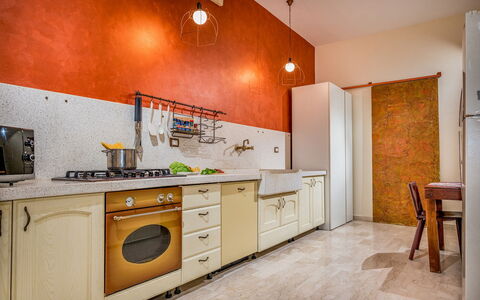 Villa Relax 12+2: Flooring, Interieur Ontwerp, Hout, Verdieping, Plafond, Keuken, Countertop, Verlichting, Cabinetry, Kamer