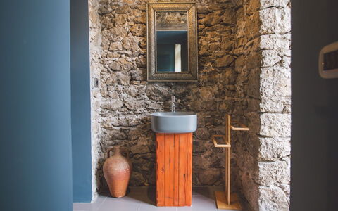 Torre Pirandello 6: Muur, Loodgieterswerkinrichting, Stenen Muur, Kraan, Loodgieter, Badkamer, Steen, Beits, Natuurlijk Materiaal, Hardwood