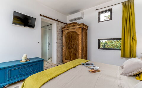 Trullo Santa Pazienza 6+3: Interieur Ontwerp, Slaapkamer, Meubilair, Bed, Flooring, Verdieping, Bedding, Laken, Huis, Kamer