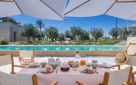 Villa Passo degli Aironi 12: Zwembad, Toevlucht, Buitenmeubels, Stoel, Landgoed, Eco Hotel, Hacienda, Paraplu, Schaduw, Landscaping