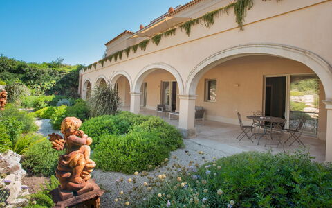 Villa Passo degli Aironi 12: Struik, Architectuur, Plantengemeenschap, Huis, Tuin, Landgoed, Groundcover, Hacienda, Landscaping