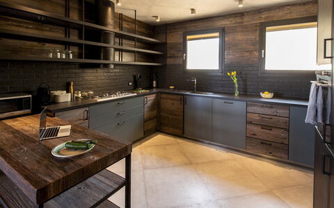 Villa Passo degli Aironi 12: Keuken, Meubilair, Countertop, Flooring, Interieur Ontwerp, Hout, Cabinetry, Toestel Van De Keuken, Plafond, Verdieping