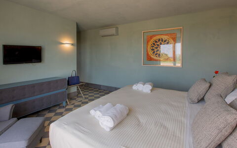 Villa Passo degli Aironi 12: Verdieping, Flooring, Meubilair, Slaapkamer, Zwembad, Hotel, Stoel, Toevlucht, Bed, Bedding