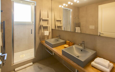 Villa Passo degli Aironi 12: Wastafel In De Badkamer, Loodgieterswerkinrichting, Flooring, Interieur Ontwerp, Muur, Wastafel, Badkamer, Hout, Verdieping, Kraan