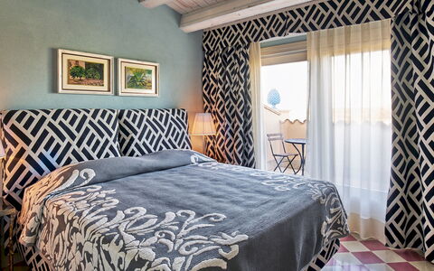 Villa Majoli 9: Meubilair, Blauw, Interieur Ontwerp, Bed, Slaapkamer, Verdieping, Flooring, Muur, Bedding, Laken