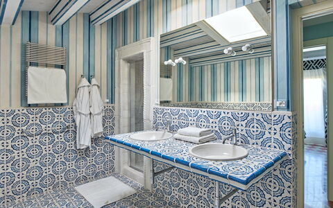 Villa Majoli 9: Blauw, Interieur Ontwerp, Flooring, Verdieping, Tegel, Loodgieterswerkinrichting, Badkamer, Plafond, Kamer, Kraan