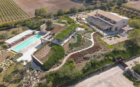 Villa Majoli 9: Woongebied, Landgoed, Huis, Dak, Land Lot, Zwembad, Landscaping, Tuin, Herenhuis, Toevlucht