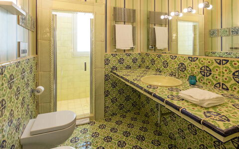 Villa Majoli 9: Wastafel In De Badkamer, Badkamer, Flooring, Interieur Ontwerp, Verdieping, Loodgieterswerkinrichting, Wastafel, Kraan, Wc Bril, Tegel