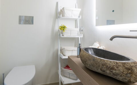Villa Gialonia 8+2: Badkamer, Loodgieterswerkinrichting, Interieur Ontwerp, Flooring, Spiegel, Kraan, Verdieping, Loodgieter, Wastafel, Verlichting
