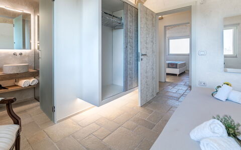 Villa Gialonia 8+2: Flooring, Verdieping, Hout, Meubilair, Interieur Ontwerp, Plafond, Slaapkamer, Verlichting, Bed, Kamer
