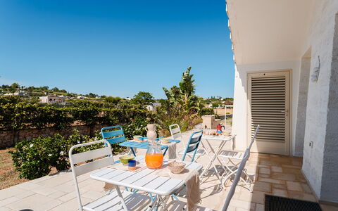 Villa Gialonia 8+2: Appartement, Buitenmeubels, Stoel, Balkon, Schaduw, Buitentafel, Kamerplant, Bloempot