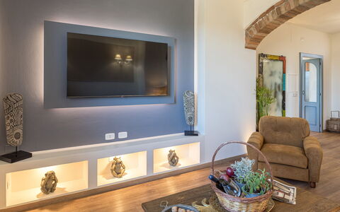 Casale Bella Vita 8+4: Muur, Meubilair, Interieur Ontwerp, Hout, Flooring, Televisie, Woonkamer, Huis, Verdieping, Televisietoestel