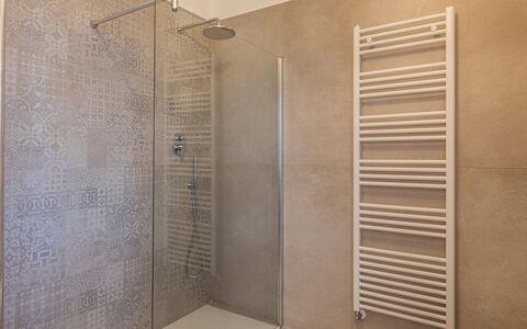 Casale Bella Vita 8+4: Muur, Flooring, Verdieping, Badkamer, Loodgieterswerkinrichting, Tegel, Loodgieter, Ontwerp, Douche, Douchekop