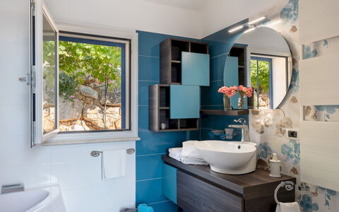 Villa Olimpia 6+2: Blauw, Loodgieterswerkinrichting, Wastafel, Interieur Ontwerp, Wastafel In De Badkamer, Badkamer, Kraan, Flooring, Loodgieter, Verdieping