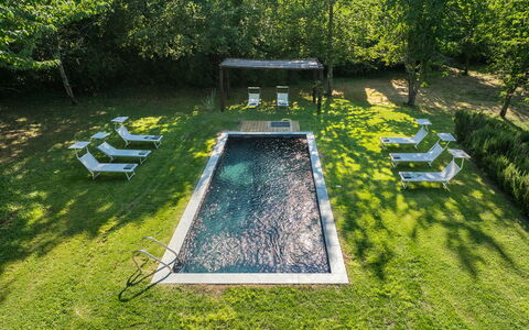 Casale dei Tigli 8: Zwembad, Tuin, Gazon, Landscaping, Backyard, Buitenmeubels, Park, Waterpartij, Schaduw, Werf