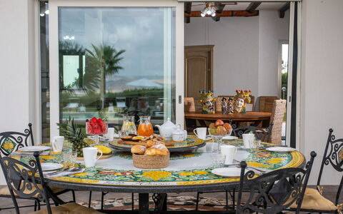 Villa Alessia 6: Meubilair, Tableware, Tafel, Stoel, Keuken En Eettafel, Serveware, Eetkamer, Interieur Ontwerp, Dishware, Restaurant