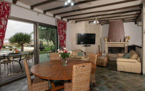 Villa Alessia 6: Meubilair, Tafel, Stoel, Buitenmeubels, Keuken En Eettafel, Buitentafel, Koffietafel, Schaduw, Tuin, Backyard