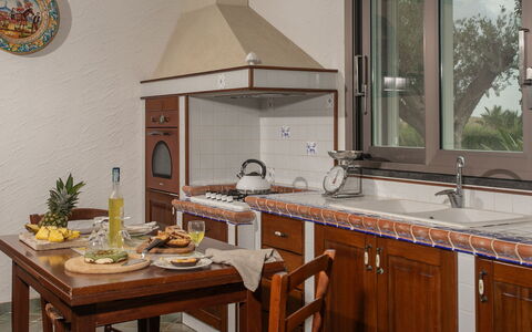 Villa Alessia 6: Keuken, Meubilair, Countertop, Hout, Interieur Ontwerp, Flooring, Cabinetry, Toestel Van De Keuken, Huis, Verdieping
