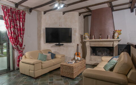 Villa Alessia 6: Meubilair, Interieur Ontwerp, Flooring, Verdieping, Kamer, Bankstel, Woonkamer, Verlichting, Stoel, Tafel