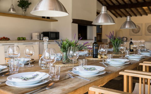 Villa Carmeli 12+2: Meubilair, Interieur Ontwerp, Tafel, Tableware, Eetkamer, Keuken En Eettafel, Stoel, Kamer, Verlichting, Serveware